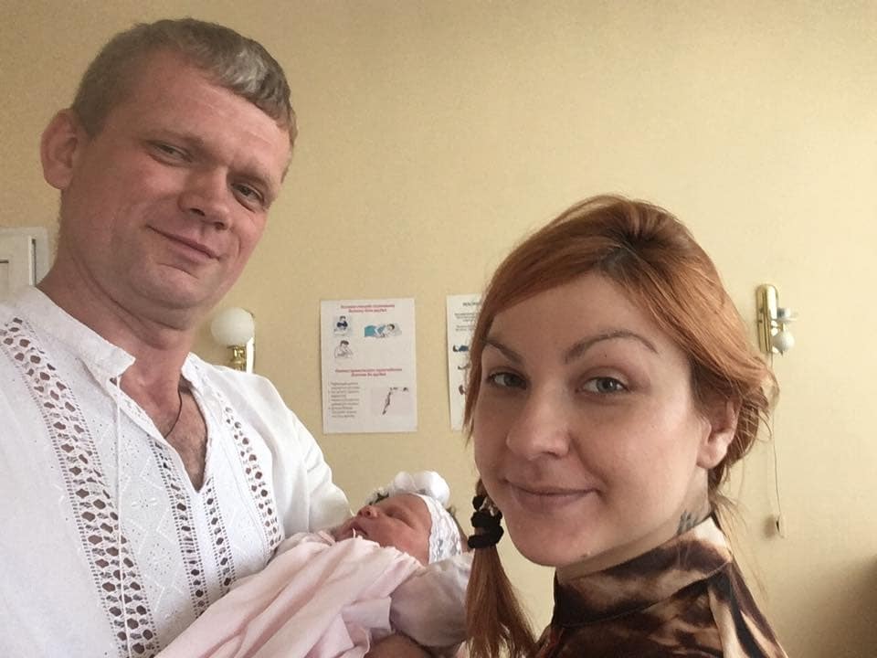 Ігор Швайка забрав нову дружину з дочкою з пологового будинку