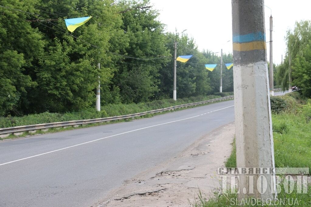 Слава Україні: "партизани" прикрасили Слов'янськ жовто-блакитними прапорами