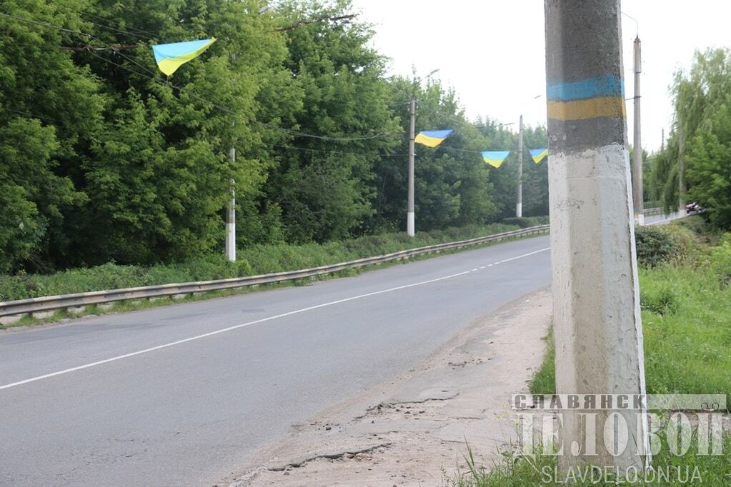 "Партизаны" украсили Славянск украинскими флагами