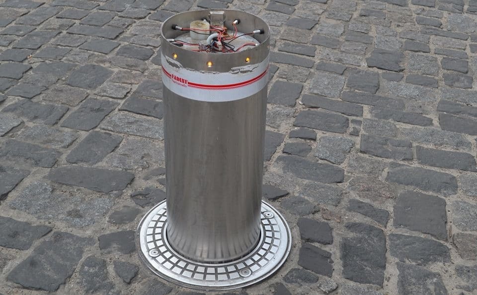 В Киеве на Андреевском спуске автохам сломал боллард