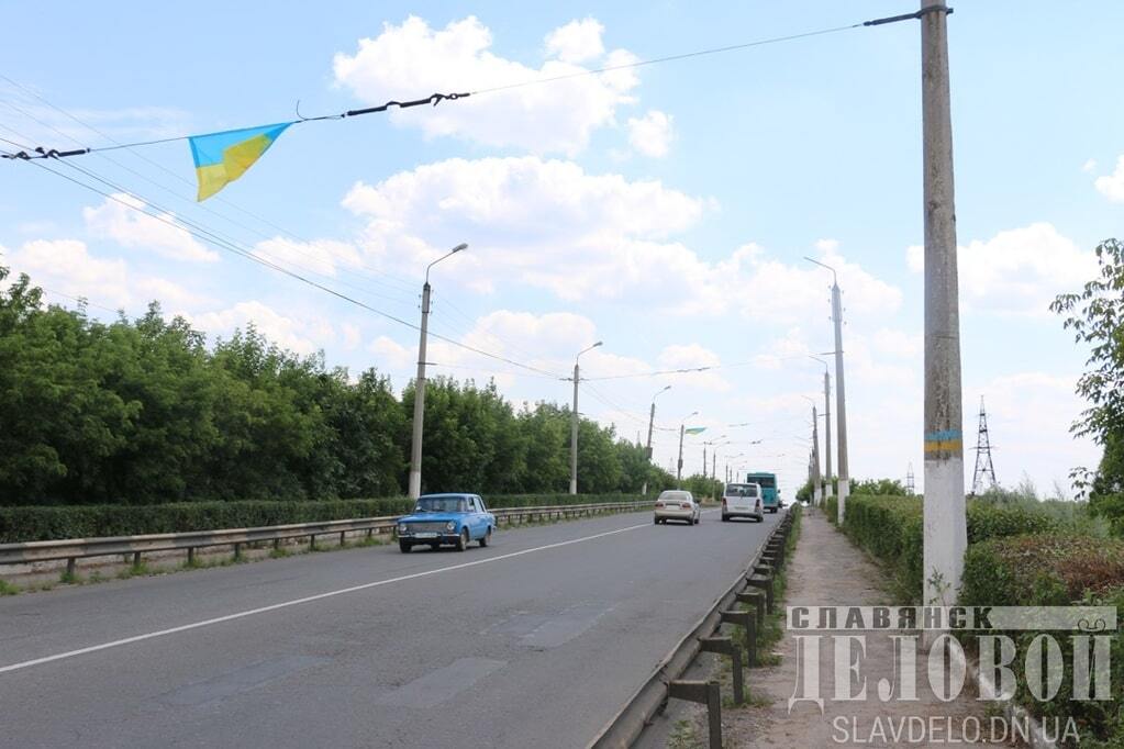 Слава Украине: "партизаны" украсили Славянск желто-голубыми флагами. Фоторепортаж