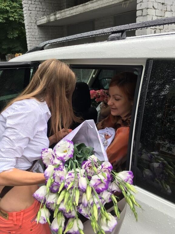 Игорь Швайка забрал новую супругу с дочерью из роддома: опубликованы фото