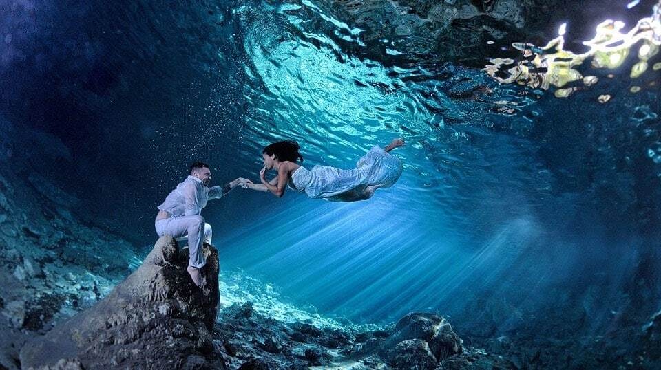 Невероятные свадебные фотосессии под водой: удивительные снимки французского мастера