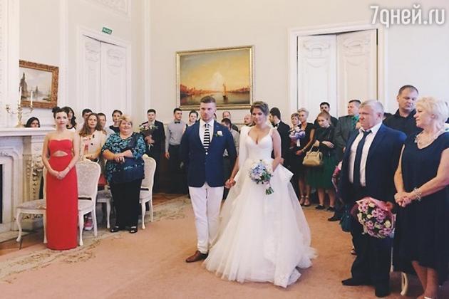 Звезда клипа "Экспонат" вышла замуж: фото со свадьбы Юлии Топольницкой