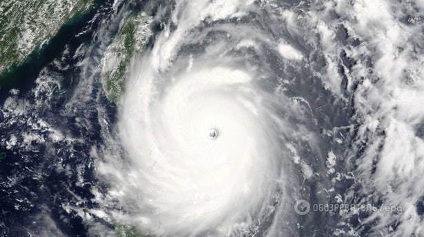 Сотні рейсів скасовані: Тайвань і Китай завмерли в очікуванні супертайфуна