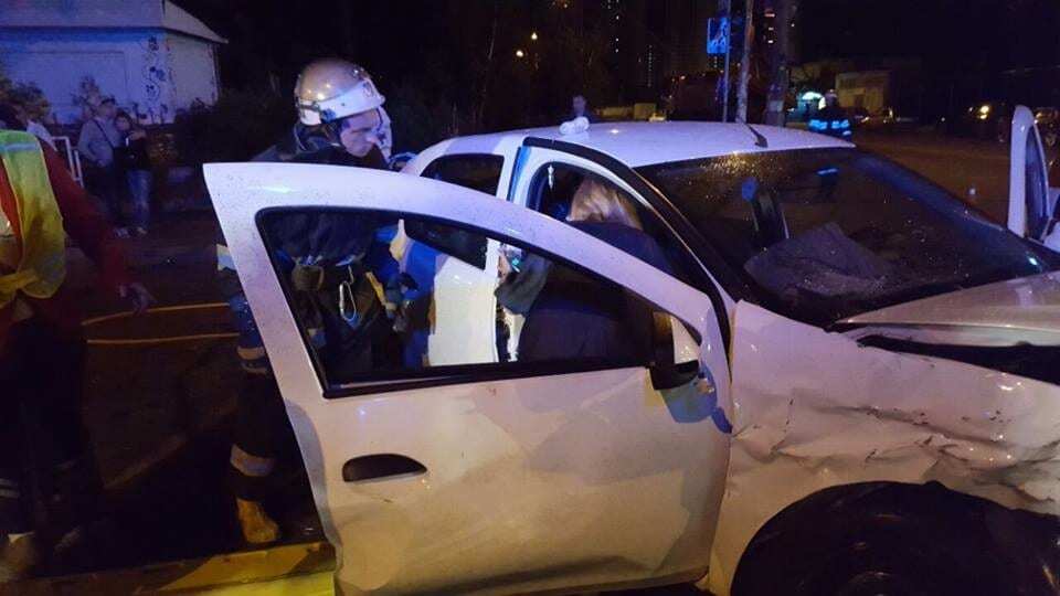 В Киеве такси попало в ДТП: пострадали четыре человека
