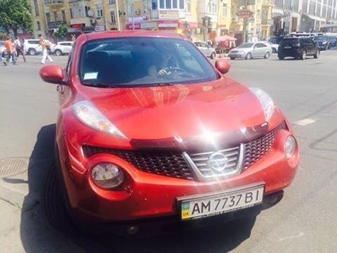 В Киеве героиня парковки пыталась прогнать с "зебры" пешехода
