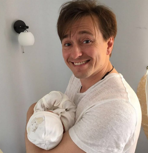 Счастливый отец: Безруков поделился первым фото новорожденной дочери