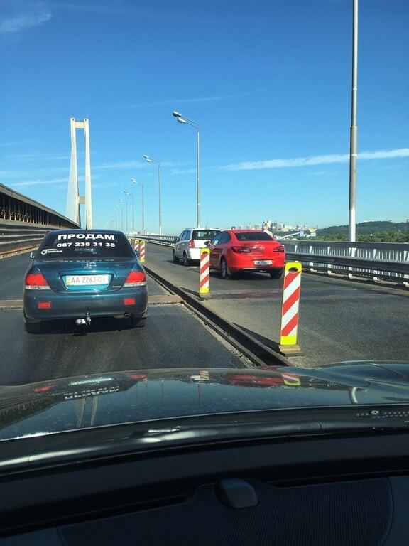 Хаос біля Південного моста в Києві: водії через ДТП їдуть по "свіжому асфальту"