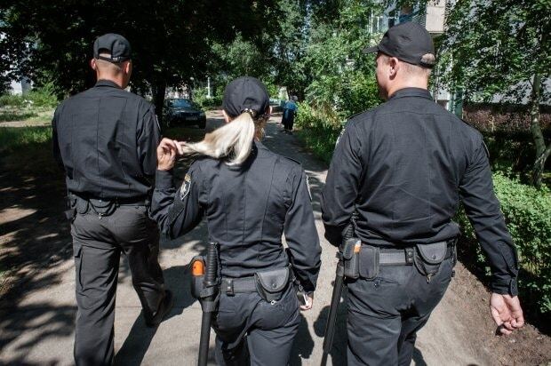 "Главное – оставаться человеком": хрупкая девушка-полицейский рассказала о работе на Донбассе. Опубликованы фото, видео