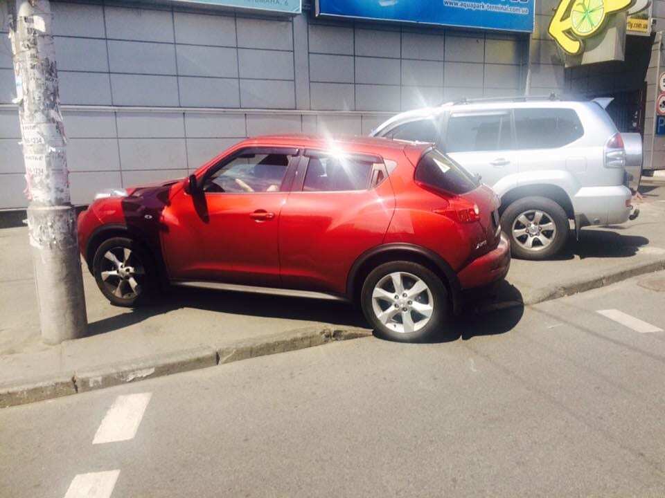 В Киеве героиня парковки пыталась прогнать с "зебры" пешехода