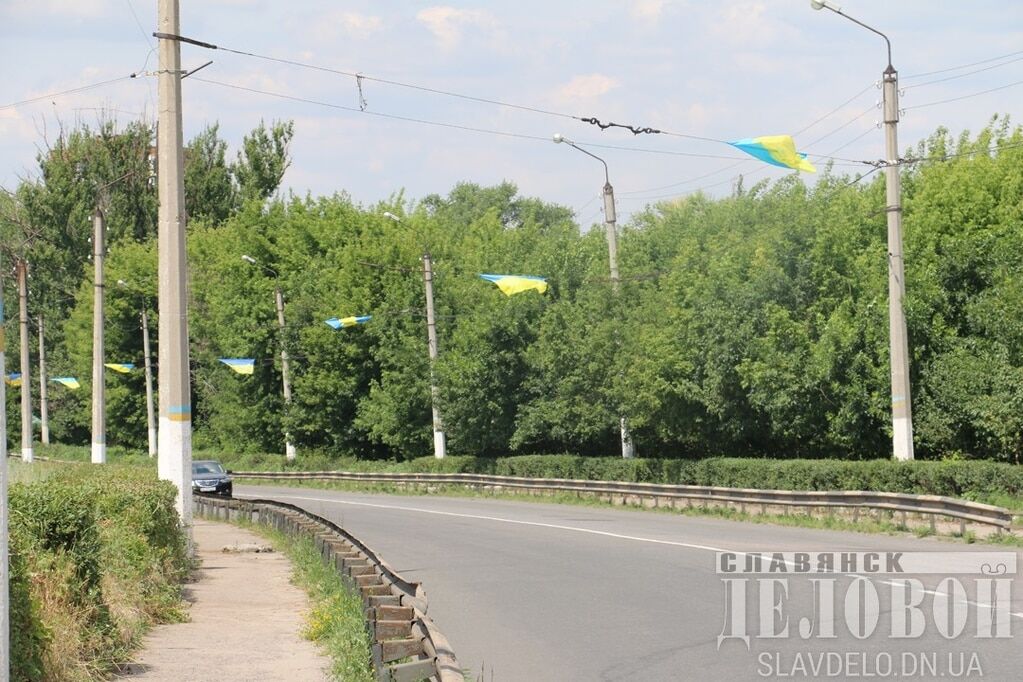 Слава Украине: "партизаны" украсили Славянск желто-голубыми флагами. Фоторепортаж
