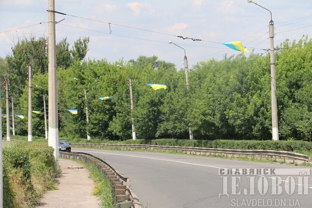 "Партизаны" украсили Славянск украинскими флагами