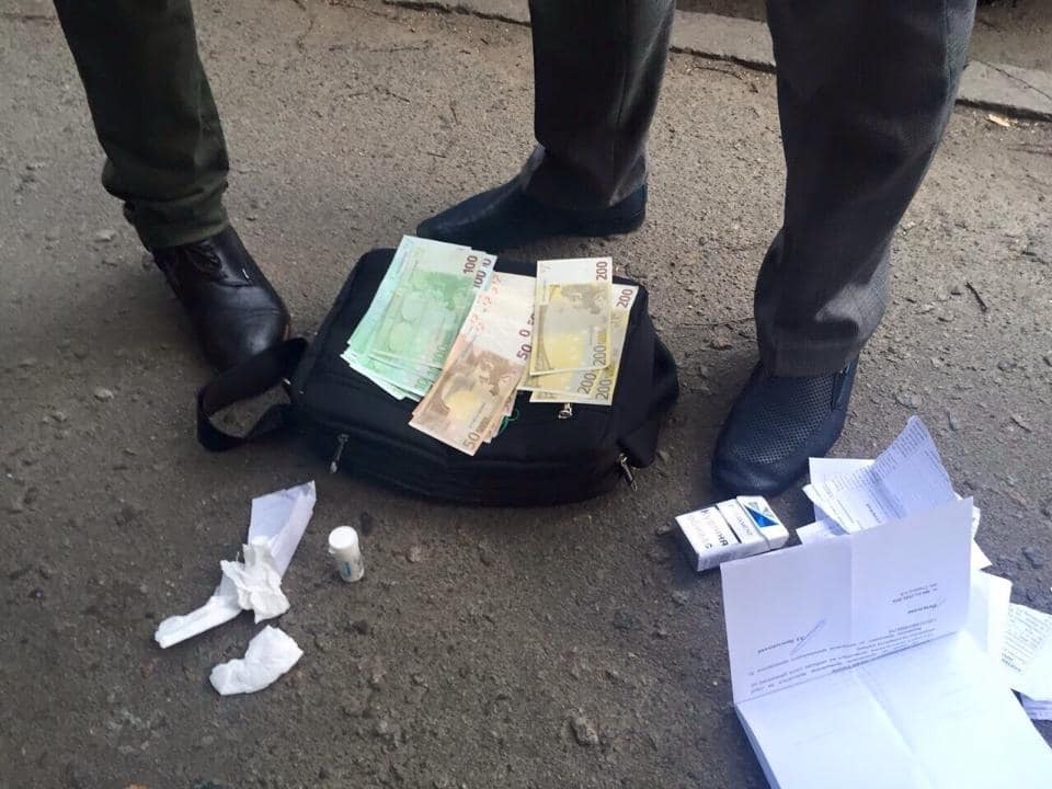В Киеве следователь требовал 8,5 тысяч евро взятки