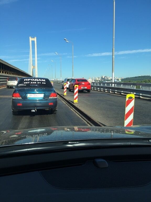 Хаос біля Південного моста в Києві: водії через ДТП їдуть по "свіжому асфальту"