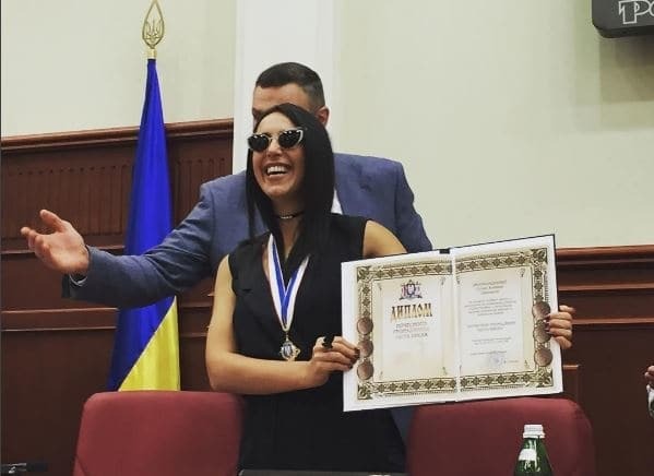 Джамала в черных очках получила награду от Виталия Кличко: опубликованы фото и видео