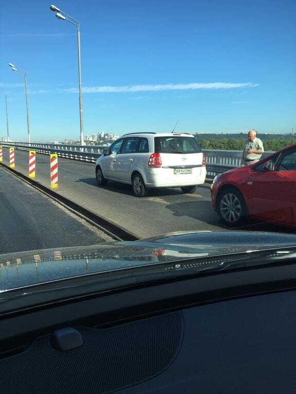 Хаос возле Южного моста в Киеве: водители из-за ДТП едут по "свежему асфальту"