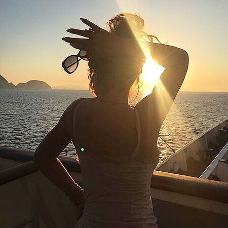 В час заката: Мэрайя Кэри в платье-ночнушке отдыхает на яхте. Опубликованы фото