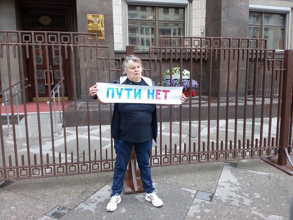 "Пути нет": в Москве прошли пикеты против законов Яровой. Фоторепортаж
