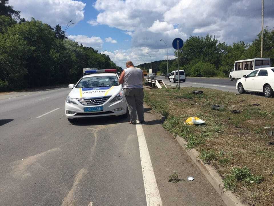 В Киеве машина такси протаранила отбойник: пострадал пассажир