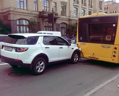 "А навіщо ти там зупинився?": у Києві водій джипа протаранив автобус