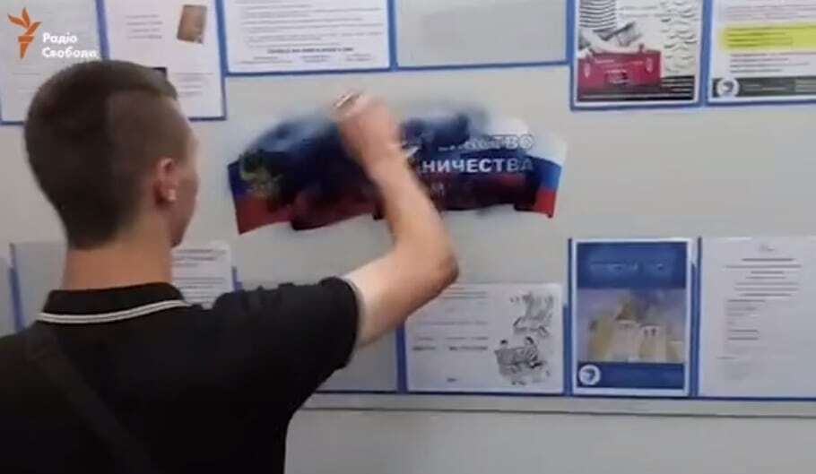 Скандал из-за книги: появилось видео разборок в "Россотрудничестве" в Киеве