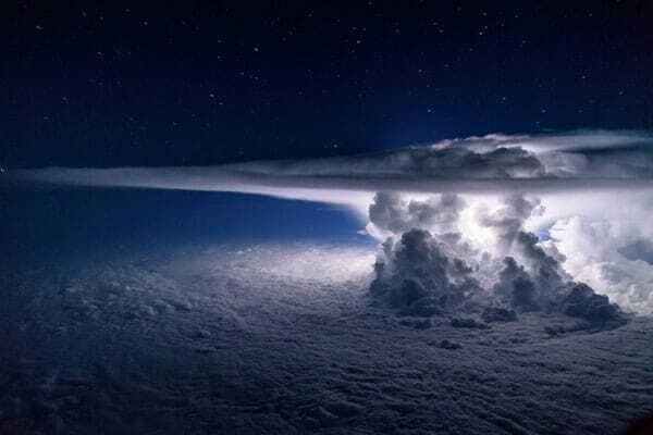 "Колоссальная мощь": пилот Boeing сделал потрясающий снимок грозы с высоты 11 км. Фото