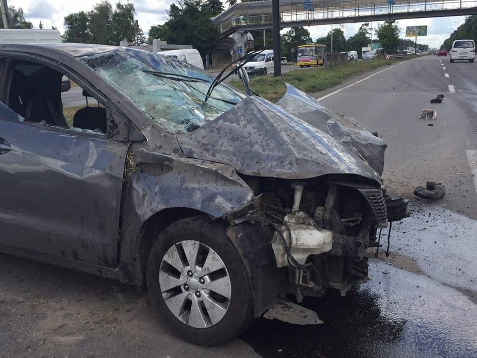 У Києві машина таксі протаранила відбійник: постраждав пасажир
