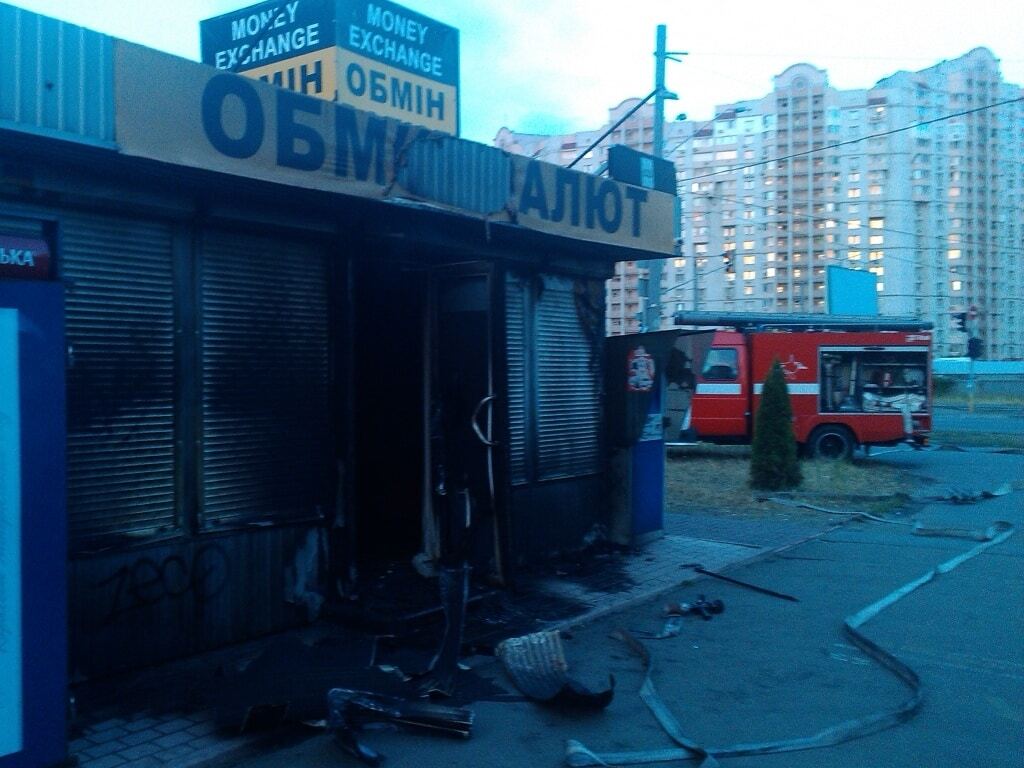 В Киеве ночью загорелись два обменника