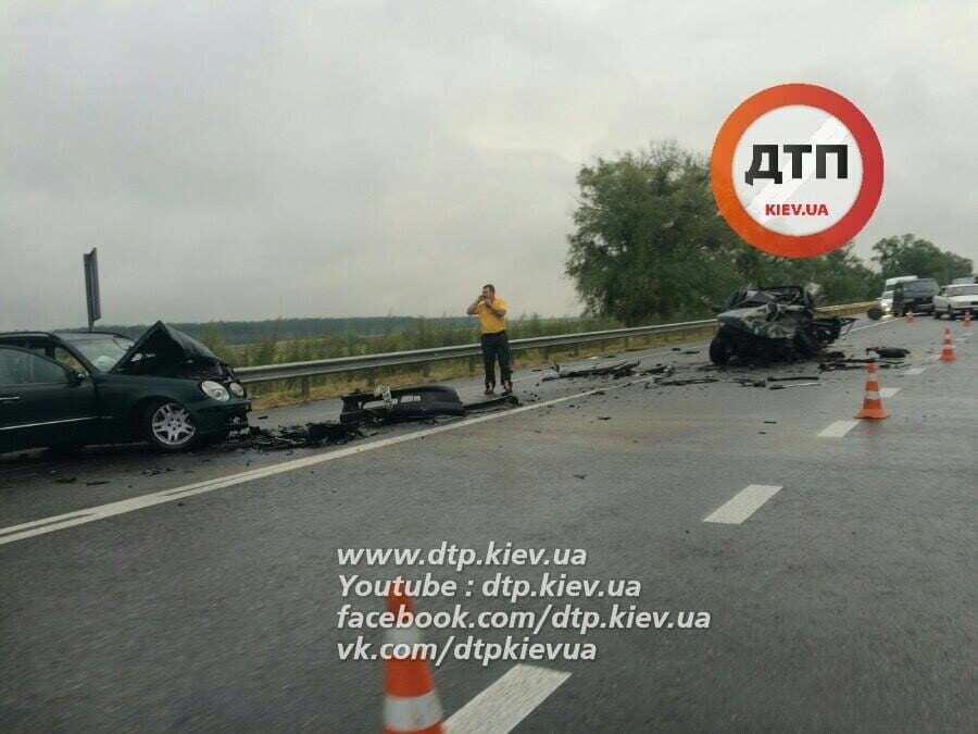 Под Киевом на Варшавской трассе Fiat врезался в Mercedes: есть погибшие и раненые. Опубликованы фото