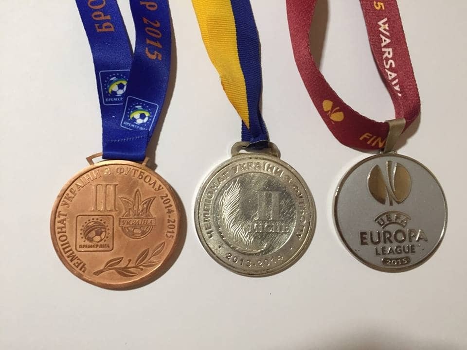 Футболист сборной Украины продает медали, чтобы помочь детям воинов АТО: фотофакт