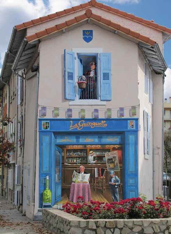 Во Франции художник превращает заброшенные дома в произведения искусства