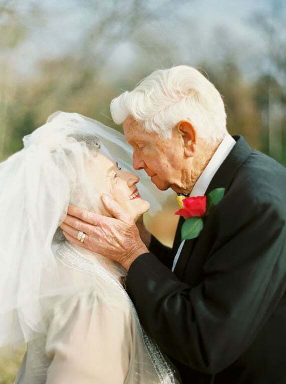 Любовь сквозь года: трогательная фотосессия пары на 63-ю годовщину свадьбы