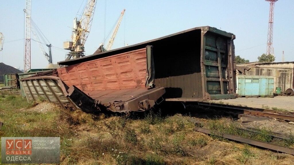 В Іллічівському порту зійшов із рейок тепловоз із 20 вагонами