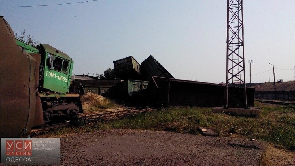 20 вагонов "в хлам": в Ильичевском порту сошел с рельсов тепловоз. Фоторепортаж