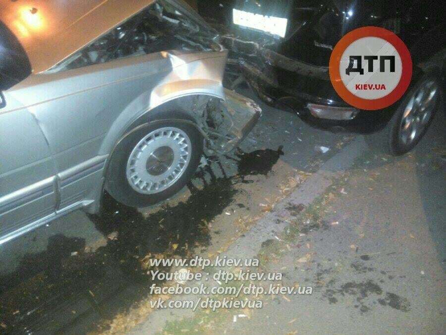 В Киеве пьяный водитель разбил пять авто на парковке: опубликованы фото