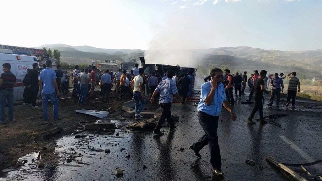 В Турции грузовик с взрывчаткой влетел в полицейский конвой: есть жертвы. Опубликованы фото