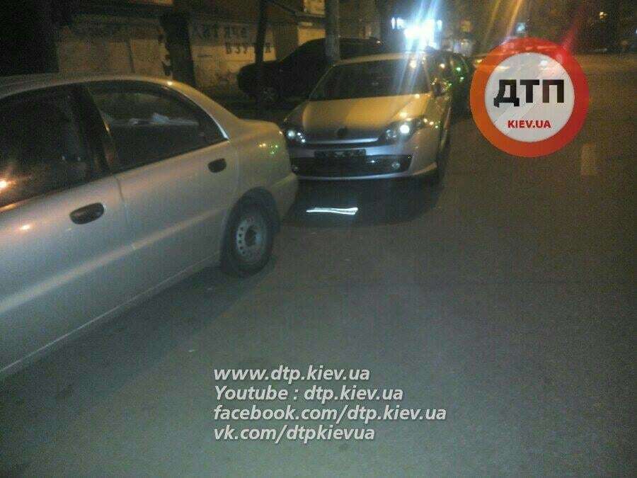 В Киеве пьяный водитель разбил пять авто на парковке: опубликованы фото