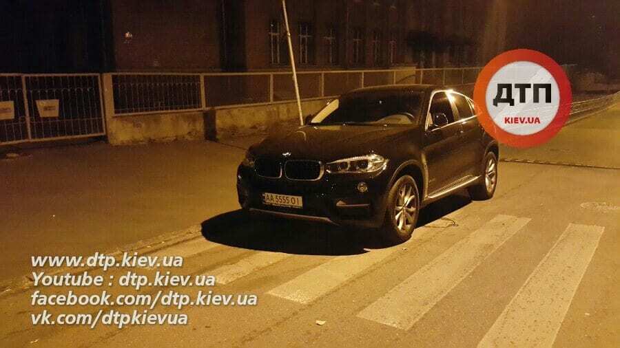 У Києві машина з "блатними" номерами припаркувалася посеред "зебри"