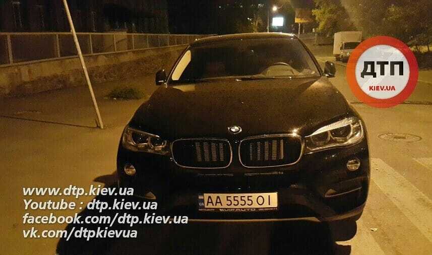 У Києві машина з "блатними" номерами припаркувалася посеред "зебри"