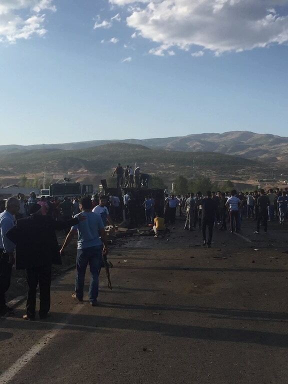 В Турции грузовик с взрывчаткой влетел в полицейский конвой: есть жертвы. Опубликованы фото