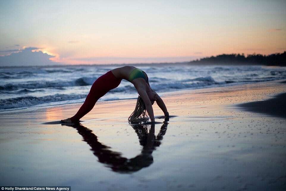 Стиль жизни: фото красавицы-инструктора по йоге, путешествующей по миру