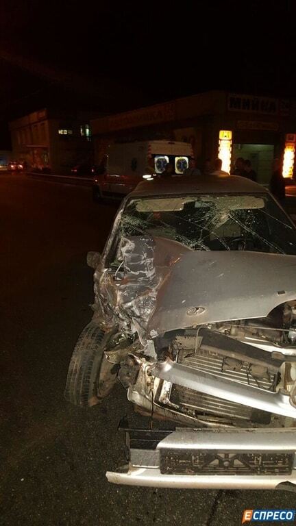 ДТП под Киевом: одна из машин перевернулась