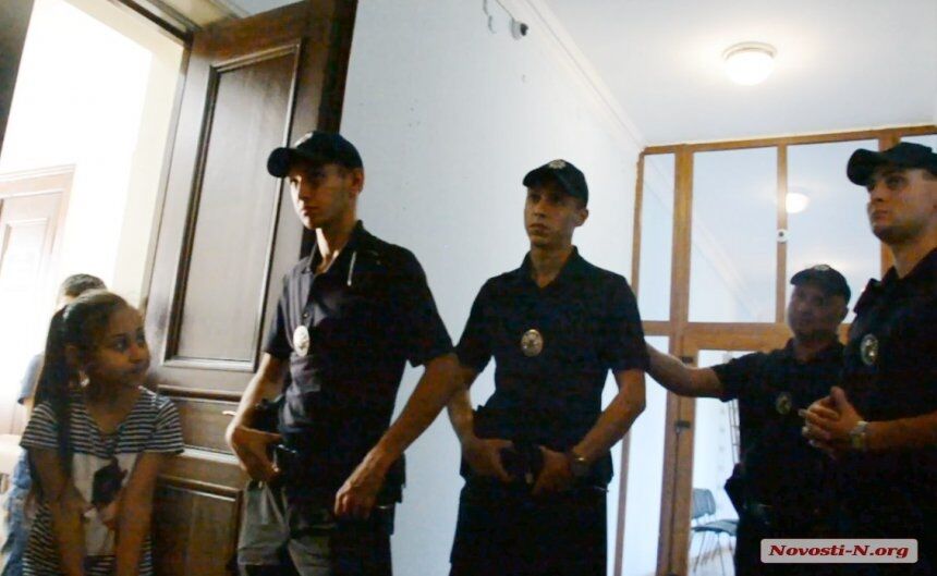 Два наряда копов против матери с детьми: в Николаеве разгорелся скандал с мэром города. Фото и видеофакт