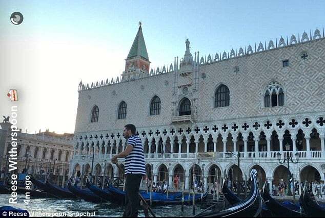 Риз Уизерспун прогулялась по Венеции в вышиванке: опубликованы фото