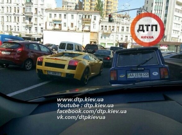 У центрі Києва елітний спорткар влаштував ДТП