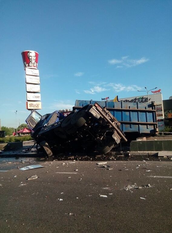 У Києві перед Південним мостом перекинулася фура, рух паралізовано