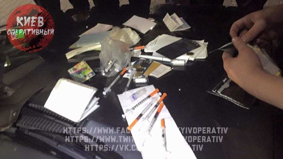 Переписывался с "барыгой" в туалете: полиция задержала наркомана на АЗС в Киеве. Фотофакт