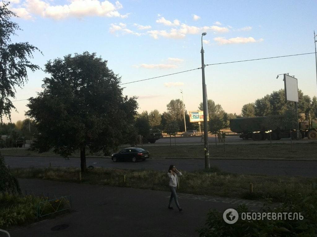 В Киеве заметили колонну военной техники: фотофакт
