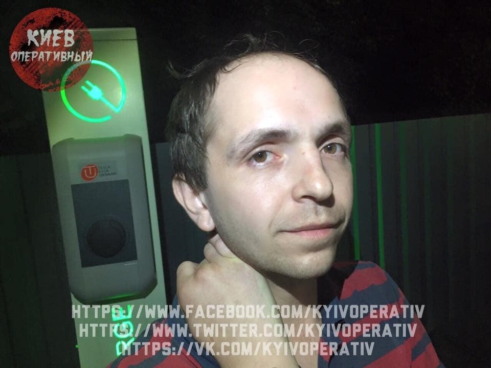 Переписывался с "барыгой" в туалете: полиция задержала наркомана на АЗС в Киеве